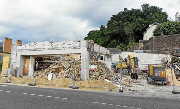 À Quimperlé, la démolition du garage de l’Ellé s’achève.