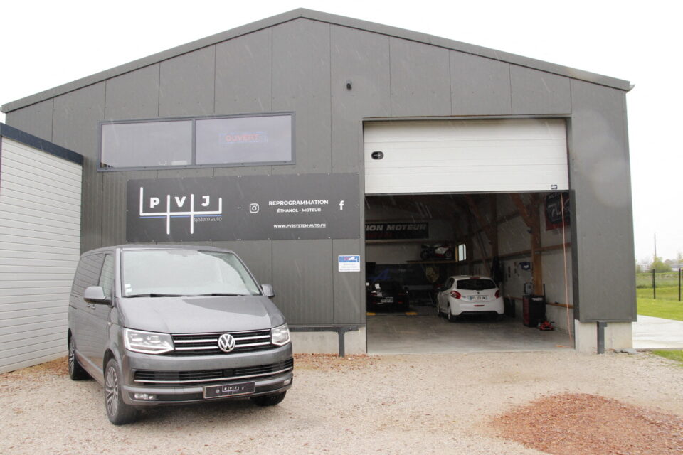 Installée dans la zone d'activité du Cheval noir de Thiberville, PVJ System Auto propose plusieurs services.